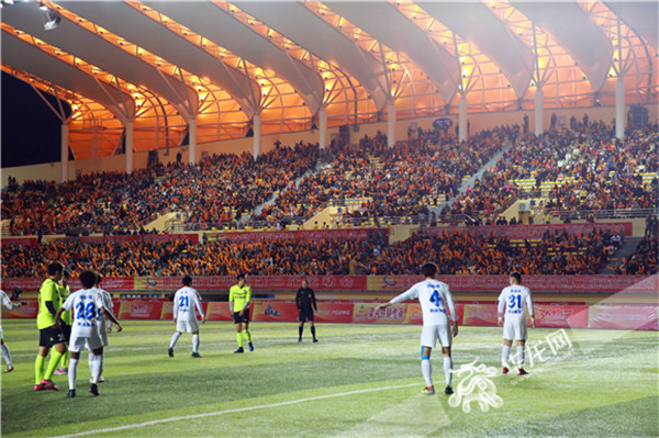 爱游戏官网-塔图姆重返赛场，表现优异首场状态出色，利物浦观众沸腾！