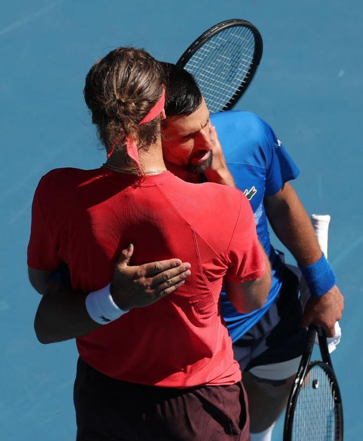 AYX游戏入口-德约科维奇重返赛场，败北首场状态出色，篮网观众沸腾！